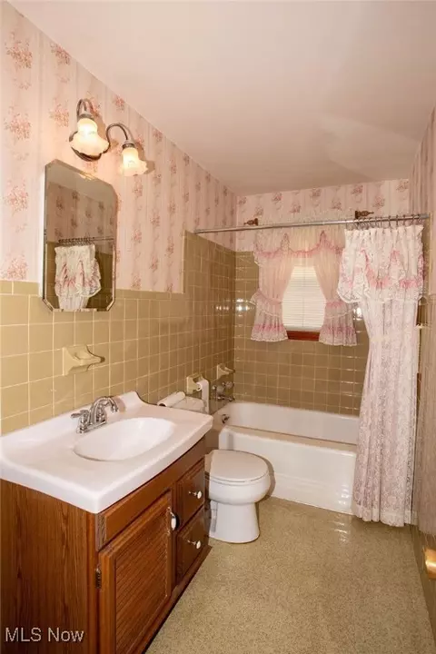 Bath - 200 Helena Dr, Struthers, OH 44471 photo 3 of 3