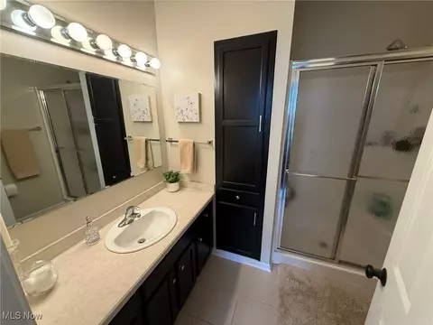 Bath - 5645 Clingan Rd #2D, Struthers, OH 44471 photo 2 of 9