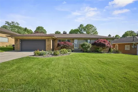 1161 Parkhaven Dr, Parma, OH 44134