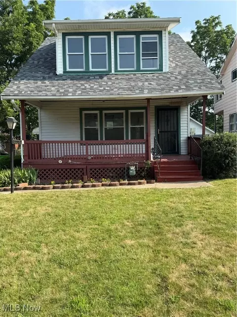 13707 S Parkway Dr, Garfield Heights, OH 44105