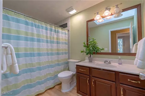 Bath - 2008 E Highgate Ct, Hudson, OH 44236 photo 3 of 5