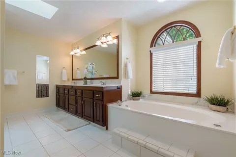 Bath - 2008 E Highgate Ct, Hudson, OH 44236 photo 1 of 5