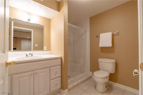 Bath - 2008 E Highgate Ct, Hudson, OH 44236 photo 4 of 5