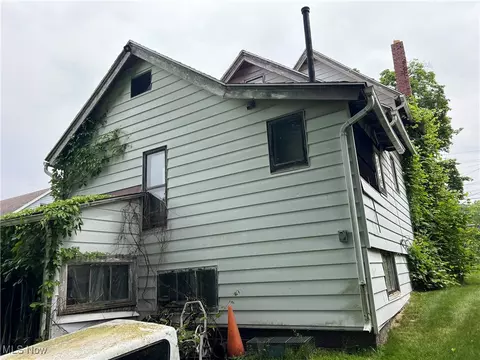 Exterior - 1723 W Prospect Rd, Ashtabula, OH 44004 photo 4 of 5