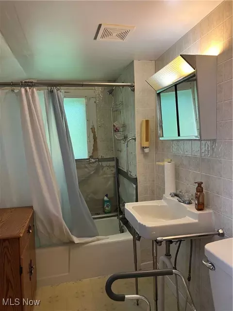 Bath - 1723 W Prospect Rd, Ashtabula, OH 44004 photo 2 of 2