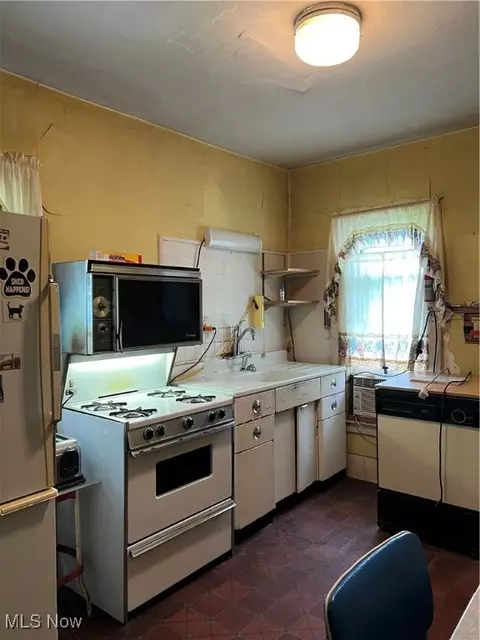 Kitchen - 1723 W Prospect Rd, Ashtabula, OH 44004 photo 2 of 3
