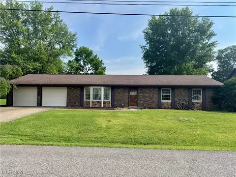 150 Oakbrook Ln, Mineral Wells, WV 26150