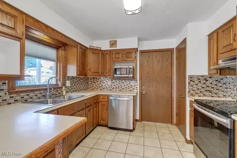 Kitchen - 1825 E Skyline Dr, Lorain, OH 44053 photo 2 of 4