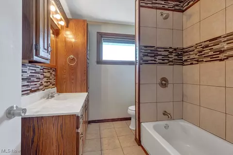 Bath - 1825 E Skyline Dr, Lorain, OH 44053 photo 2 of 3