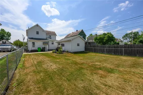 Exterior - 425 5th St, Dover, OH 44622 photo 3 of 4