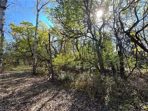 12056 Old State Rd, Chardon, OH 44024 photo 4