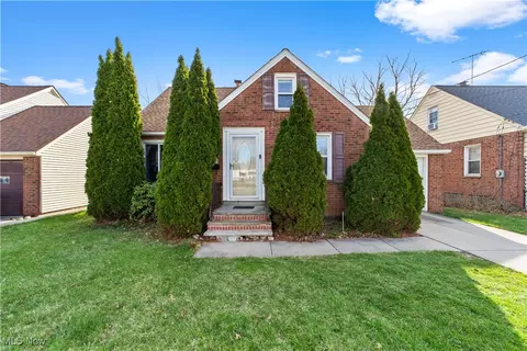 869 E 260th St, Euclid, OH 44132