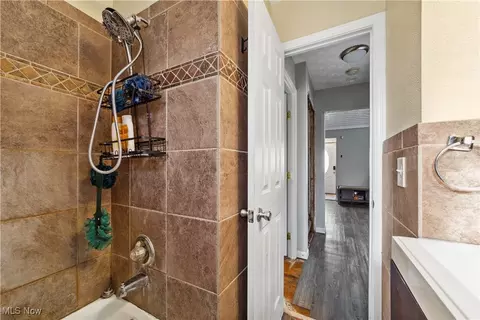 869 E 260th St, Euclid, OH 44132 photo 17