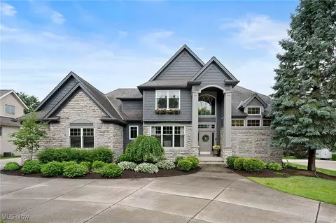 8654 Park Ridge Ln, Macedonia, OH 44056