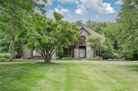2950 Lamplight Ln, Willoughby Hills, OH 44094