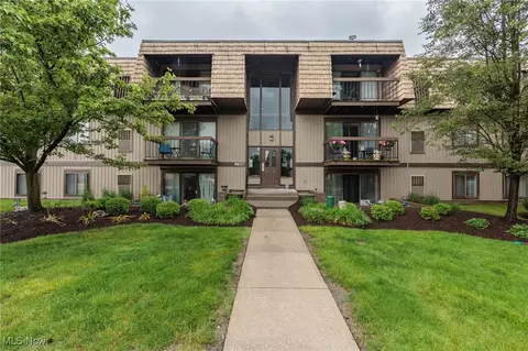 9620 Cove Dr #A11, North Royalton, OH 44133