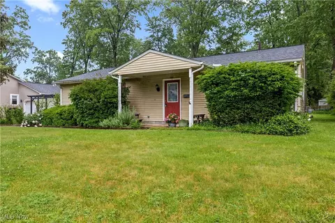 215 Sunset Rd, Avon Lake, OH 44012