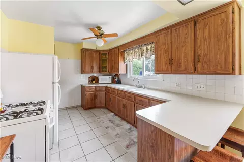 Kitchen - 230 Hamilton Blvd, Struthers, OH 44471 photo 2 of 3