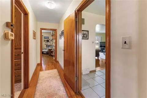 Entry Way - 230 Hamilton Blvd, Struthers, OH 44471 photo 3 of 4