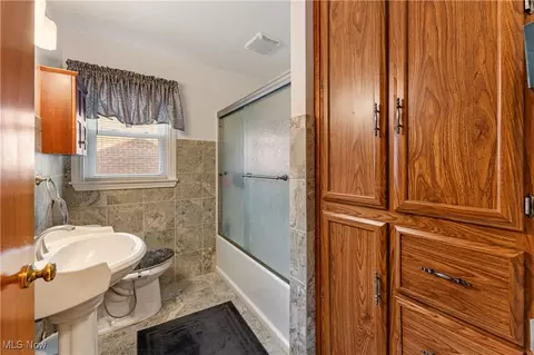 Bath - 230 Hamilton Blvd, Struthers, OH 44471 photo 1 of 3