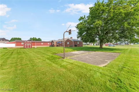 Exterior - 230 Hamilton Blvd, Struthers, OH 44471 photo 12 of 14