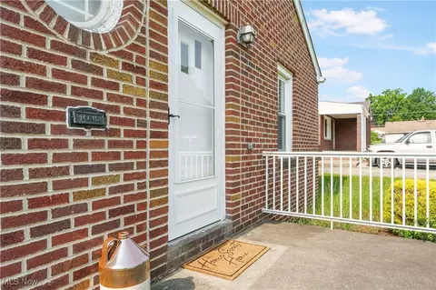 Exterior - 230 Hamilton Blvd, Struthers, OH 44471 photo 3 of 14