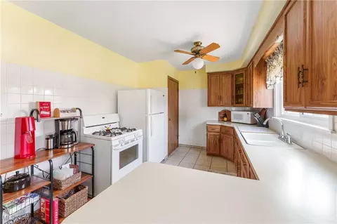 Kitchen - 230 Hamilton Blvd, Struthers, OH 44471 photo 3 of 3