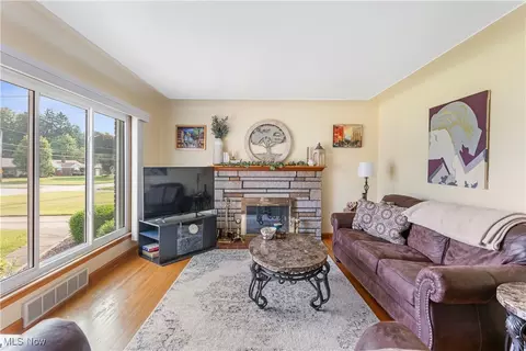 Living - 230 Hamilton Blvd, Struthers, OH 44471 photo 2 of 4