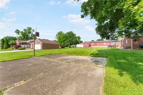 Exterior - 230 Hamilton Blvd, Struthers, OH 44471 photo 11 of 14