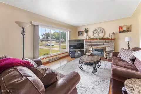 Living - 230 Hamilton Blvd, Struthers, OH 44471 photo 3 of 4