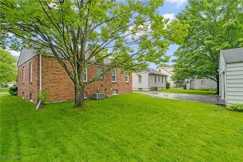 Exterior - 3949 Risher Rd, Youngstown, OH 44511 photo 3 of 5