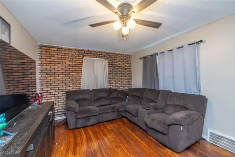 21202 Franklin Rd, Maple Heights, OH 44137 photo 2