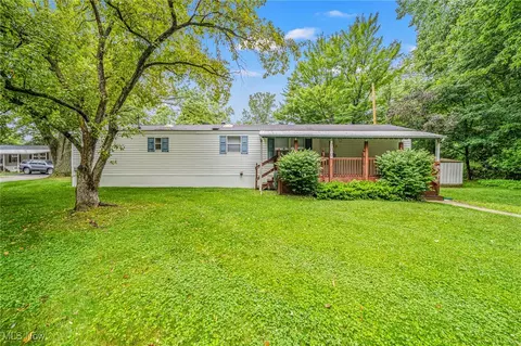 100 Maplegrove Ln, Mentor, OH 44060