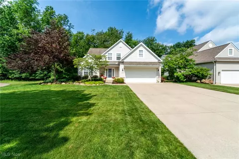 702 Coronado Cir, Avon Lake, OH 44012