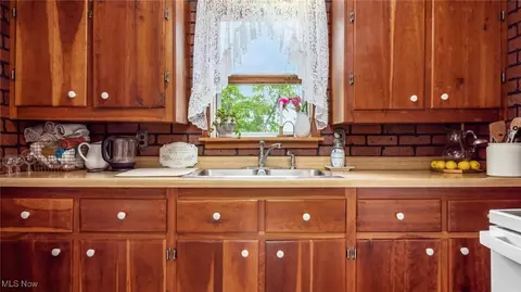 Kitchen - 73117 Deck Rd, Freeport, OH 43973 photo 3 of 3