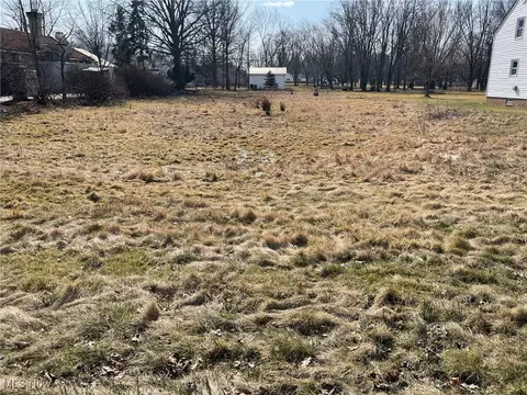 5560 Highland Rd, Highland Heights, OH 44143