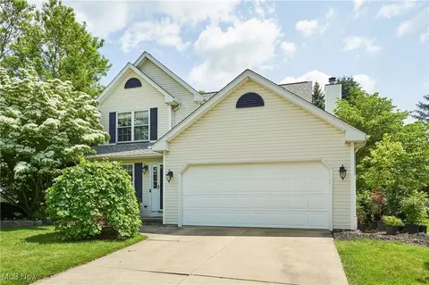 707 Hearthstone Cir, Akron, OH 44320