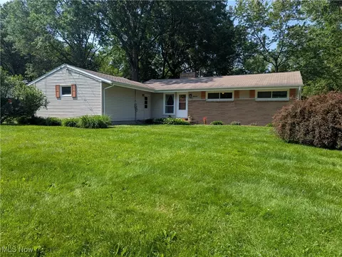 3844 Chaucer Ln, Youngstown, OH 44511