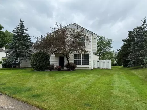 26142 Hawthorne Ct, Olmsted Falls, OH 44138