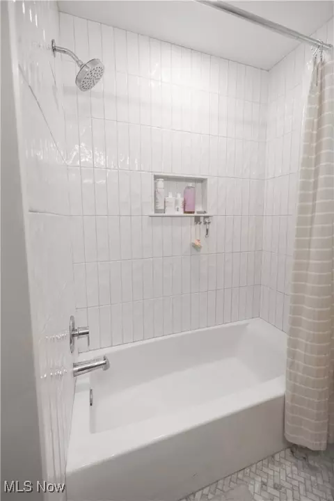 Bath - 320 Brookfield Ave, Boardman, OH 44512 photo 2 of 4