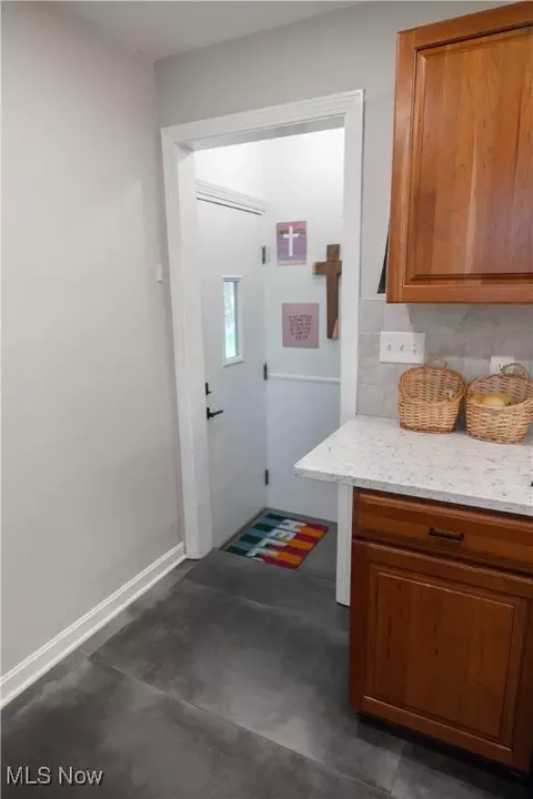 Entry Way - 320 Brookfield Ave, Boardman, OH 44512 photo 3 of 7