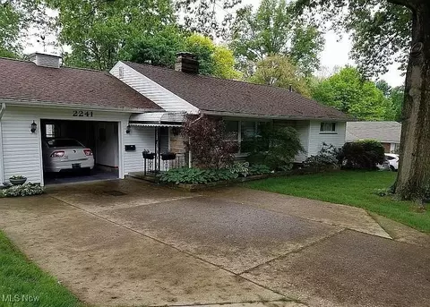 2241 Robinhood Dr, Wooster, OH 44691