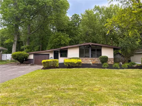 837 Pinecrest Rd, Girard, OH 44420