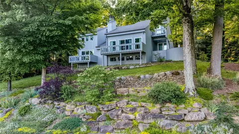 1345 Mockingbird Dr, Kent, OH 44240