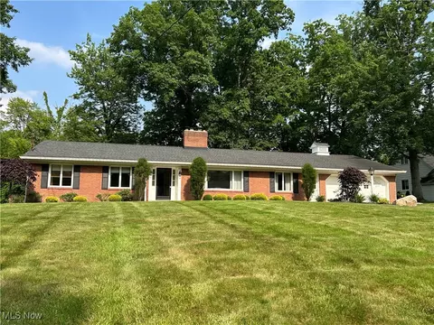 695 Blueberry Hill Dr, Canfield, OH 44406