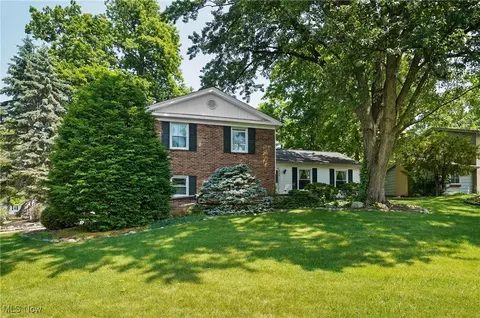 240 S Park Dr, Aurora, OH 44202