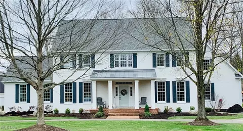 10 High Point Ln, Bentleyville, OH 44022