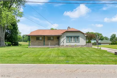 129 Woodland St SW, Hartville, OH 44632