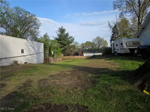 2449 4th St, Cuyahoga Falls, OH 44221
