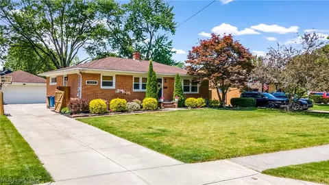 4596 Selhurst Rd, North Olmsted, OH 44070